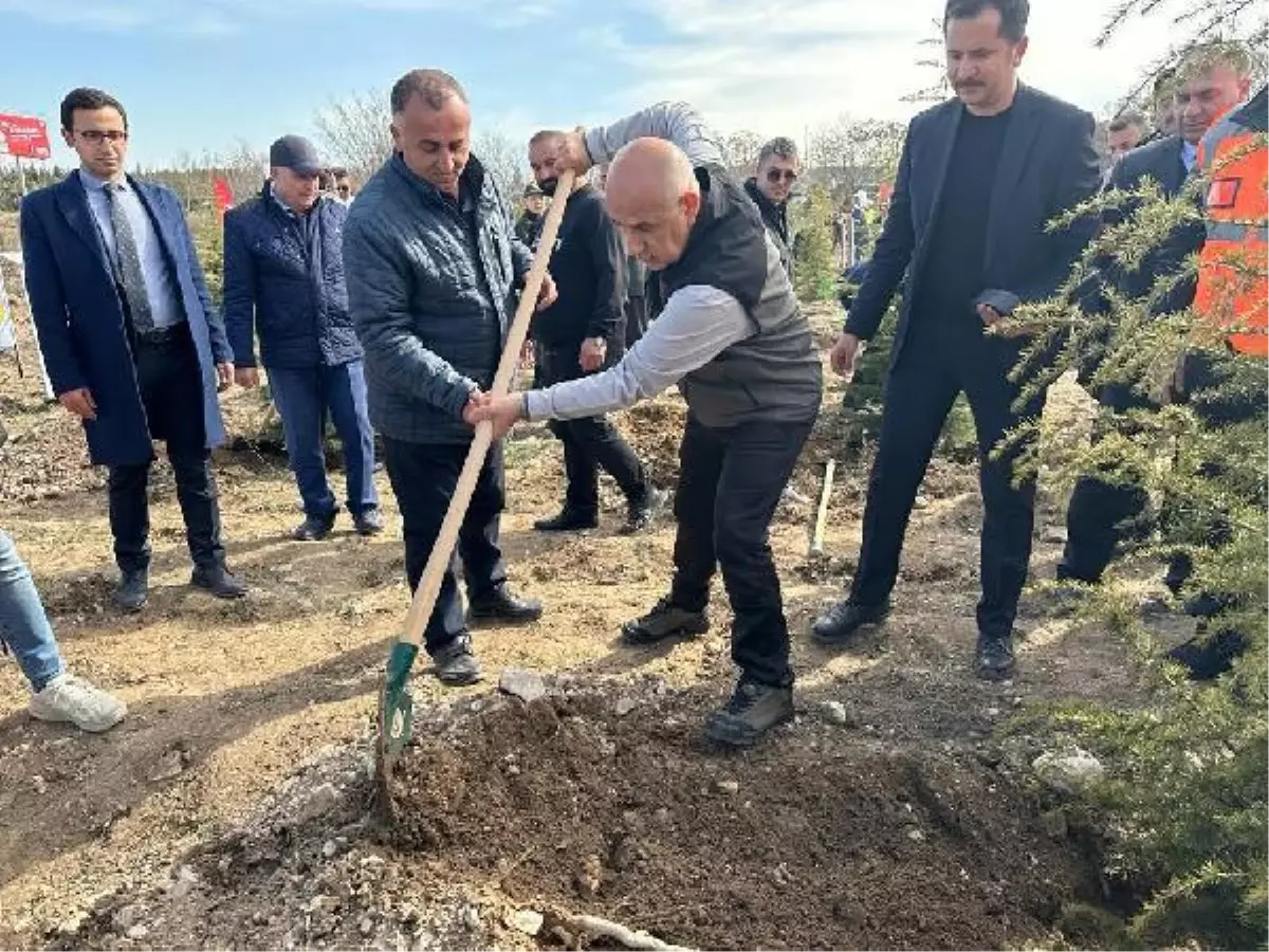 Bakan Kirişci, depremde ölen vatandaşlar için fidan dikti