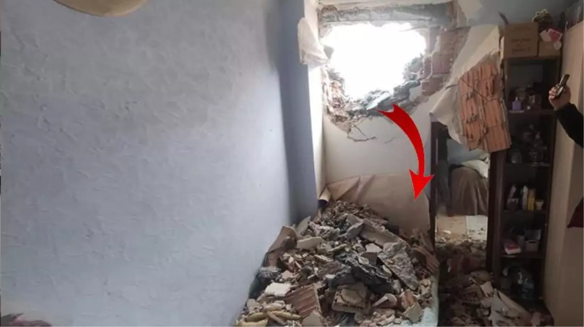 Yıkım esnasında düşen parça yan binanın duvarını parçaladı! O sırada yatağında yatan kadın neye uğradığını anlamadı
