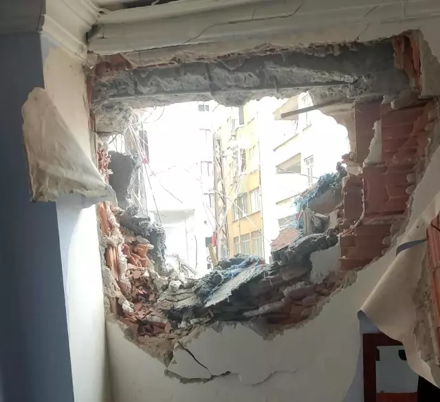 Beylikdüzü'nde yıkım çalışması sırasında yan binanın duvarı yıkıldı