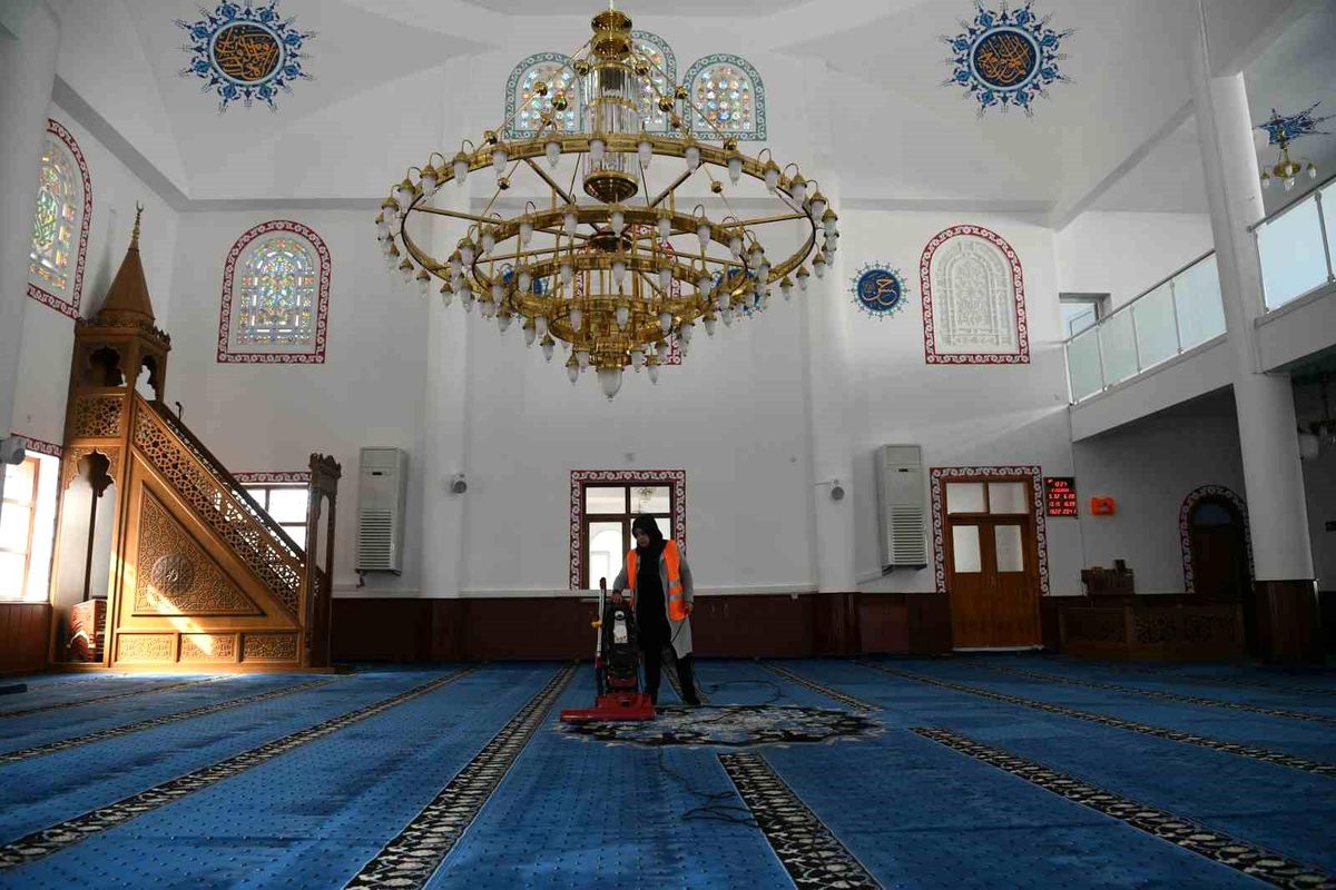 Çayırova\'da camiler Ramazan ayına hazır
