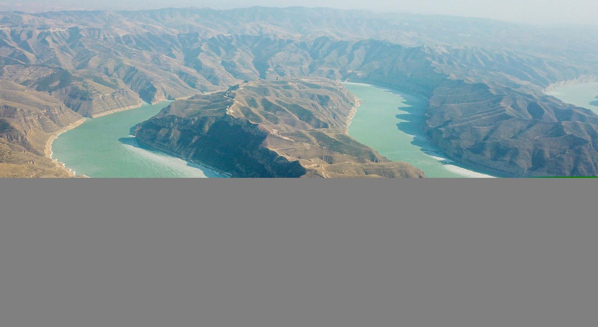 Çin\'de Dağların Arasında Kıvrılan Sarı Nehir\'in Eşsiz Manzarası