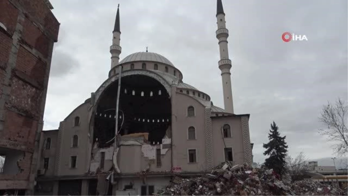 Depremde hasar alan bu camiyi gören bir daha bakıyor
