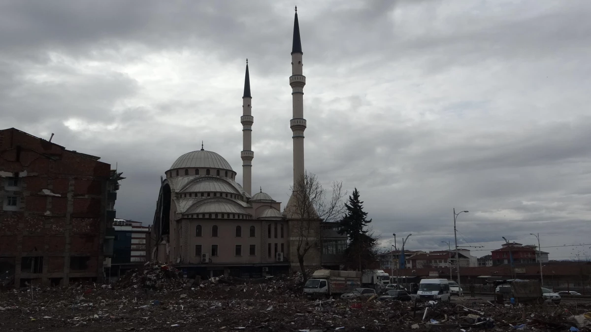 Depremde büyük hasar alan camiyi görenler hayrete düşürüyor! Önü sağlam, arkası yıkık dökük