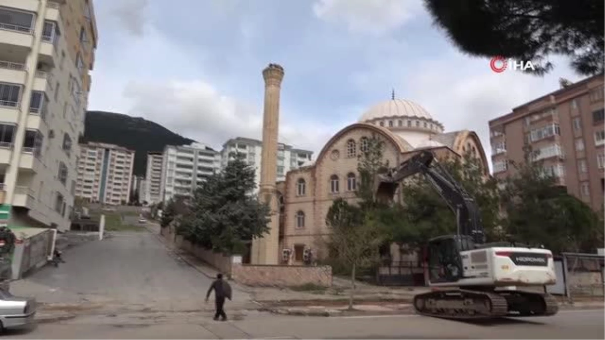 Depremde zarar gören minareye kontrollü yıkım
