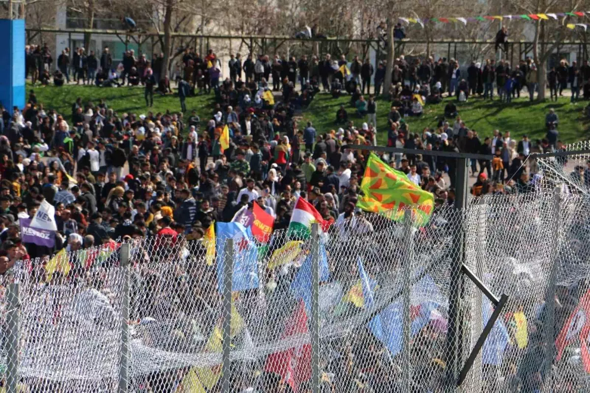 Nevruz kutlamasında terör paçavrası açıp slogan atıldı