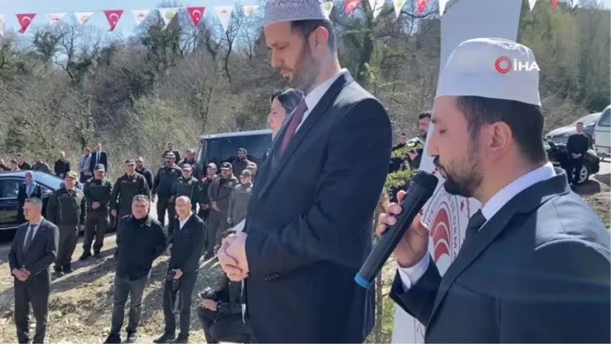 Fidanlar deprem şehitleri için toprakla buluşturuldu