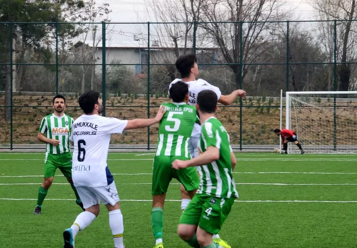 Hakem çift sarı kart gösterdiği futbolcuyu sahada unuttu