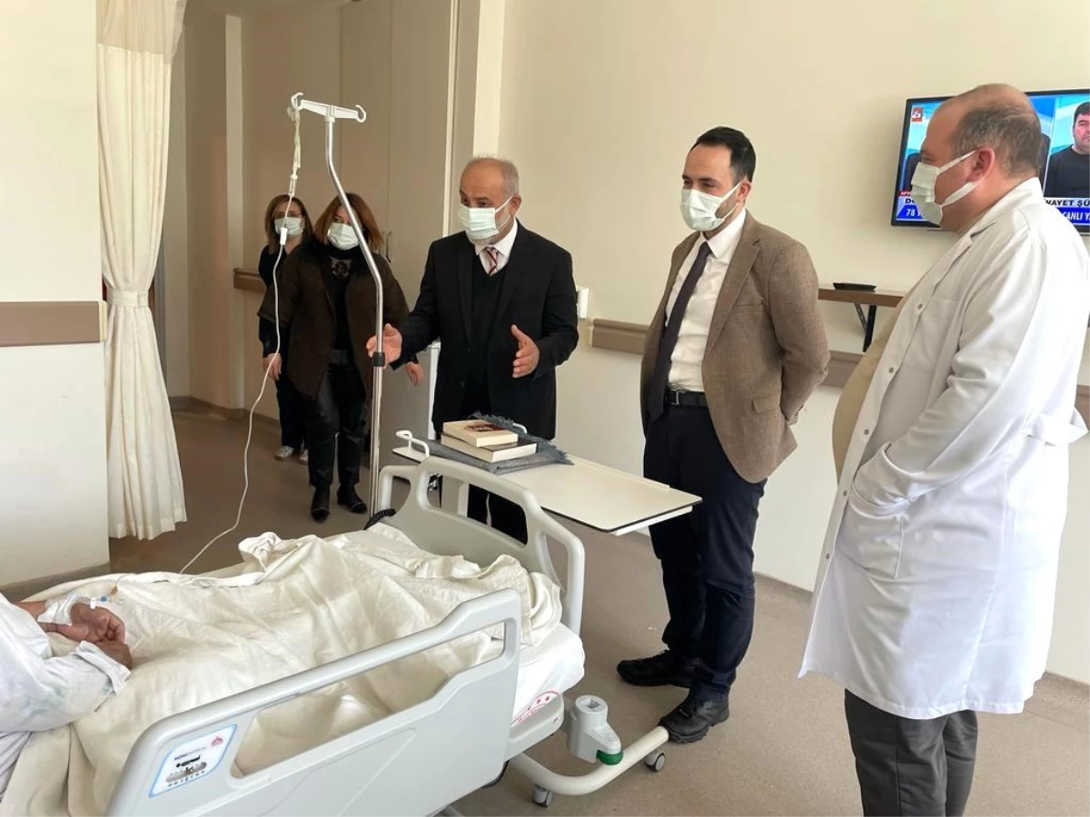 Hastanede tedavi gören vatandaşlara Kur\'an-ı Kerim hediye edildi