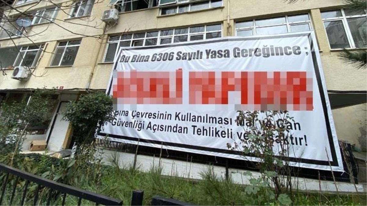 Kadıköy\'de müteahhitten akılalmaz oyun! Binaya "Riskli yapı" pankartı astırdı