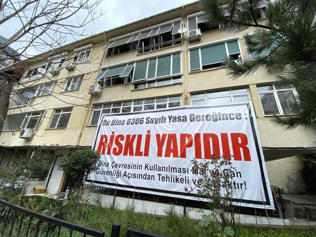 Kadıköy'de müteahhit oyunu! Apartmana 'Riskli yapı' pankartı astı