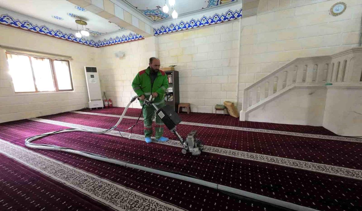 Karaköprü\'de camiler ramazan ayı için temizleniyor