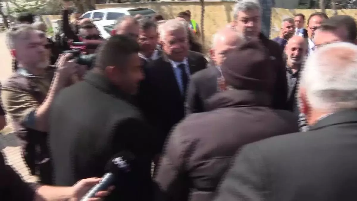 Kılıçdaroğlu\'na Seslenen Depremzede Çocuk: "Ders Çalışmamız İçin Bir Şeyler Getirebilecek Misiniz"