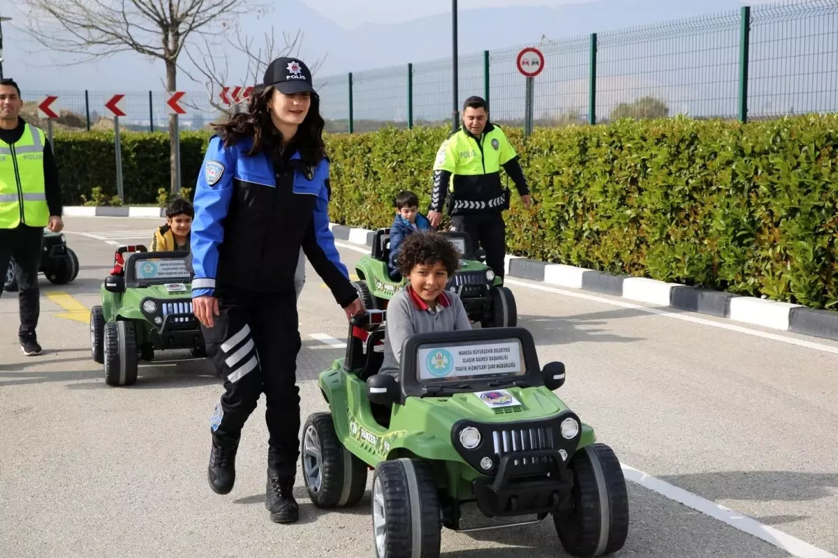 Manisa\'daki depremzede çocuklar trafik kurallarını eğlenerek öğrendi