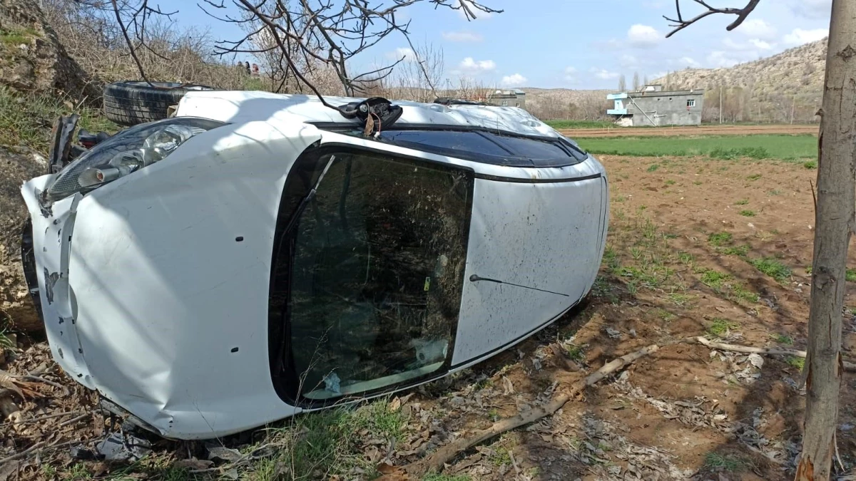 Mardin\'de sürücüsünün direksiyon hakimiyetini kaybettiği araç uçurumdan yuvarlandı