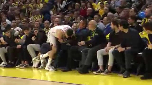 Şansın böylesi! Topu kurtarmaya çalışan oyuncu, maçı izleyen Ali Koç'un üstüne düştü