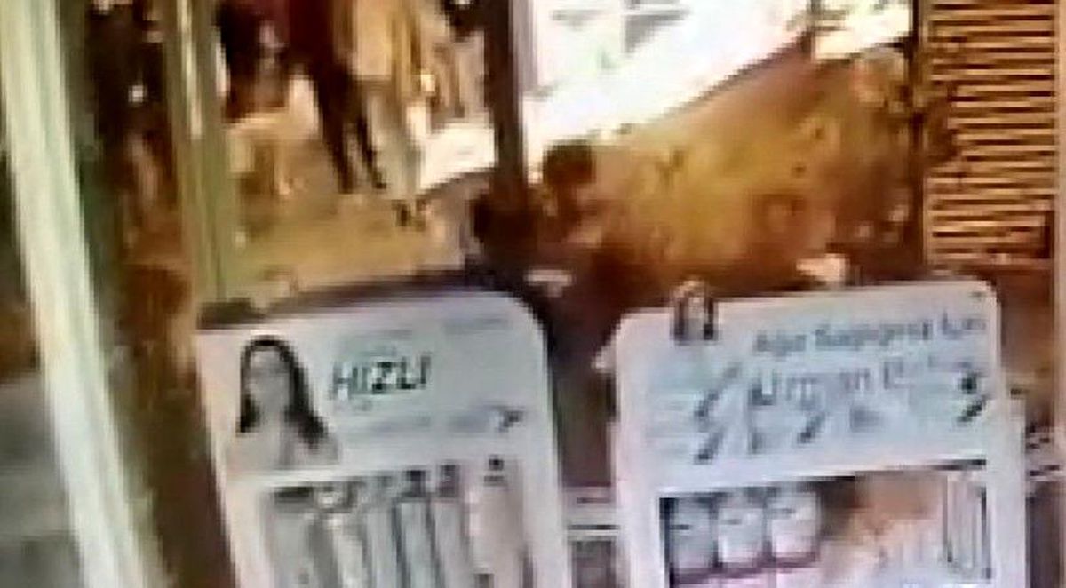 Şişli\'de iki arkadaşın yumruk ve bıçaklı kavgası kamerada