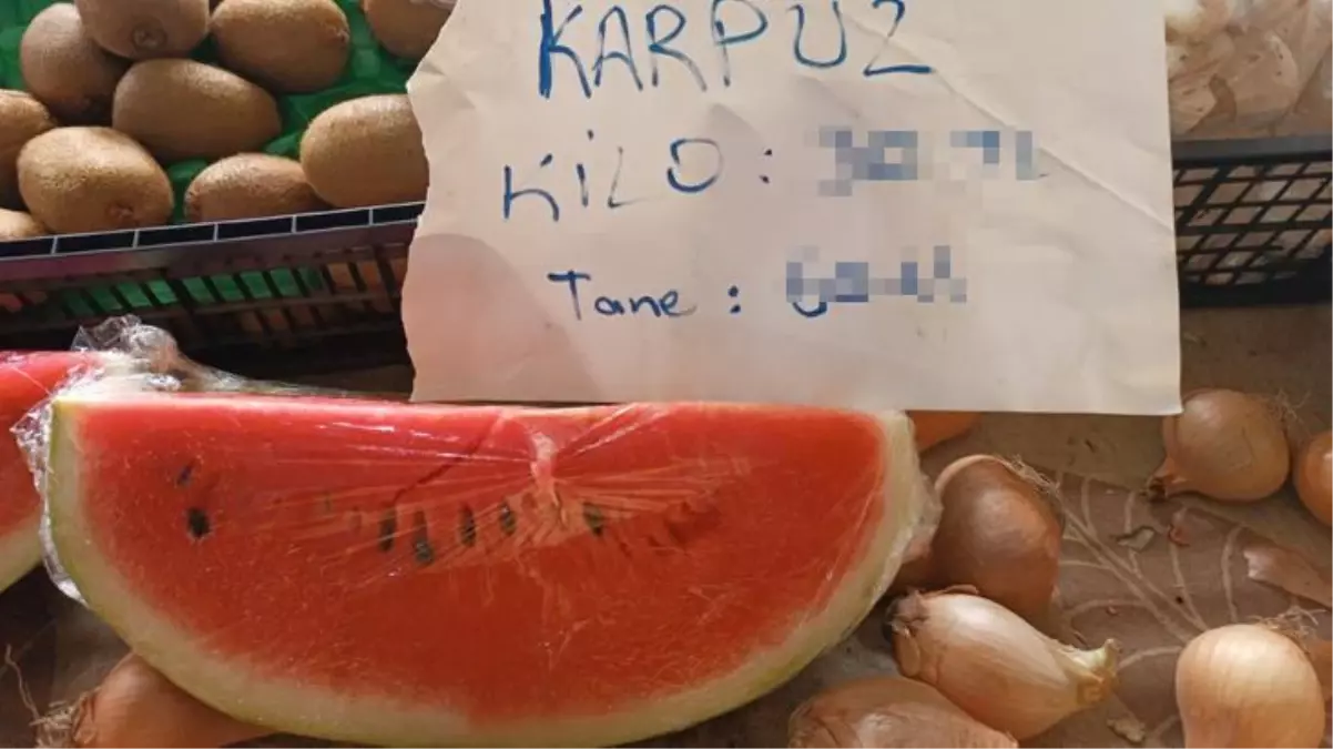 Tezgahlardaki fiyatı görenlerin ağzını açık bıraktı! Karpuzun dilimi 60 TL\'den satışta