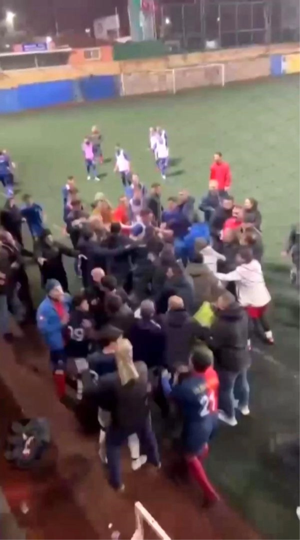 Üsküdar\'da yeşil saha karıştı: Futbolcular birbirine girdi