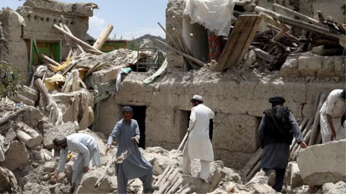 Afganistan ve Pakistan\'ı enkaza çeviren depremlerde can kaybı 12\'ye yükseldi