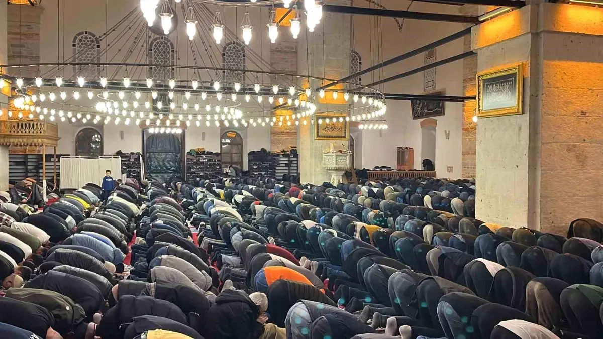 Balıkesir\'de ilk teravih namazı kılındı