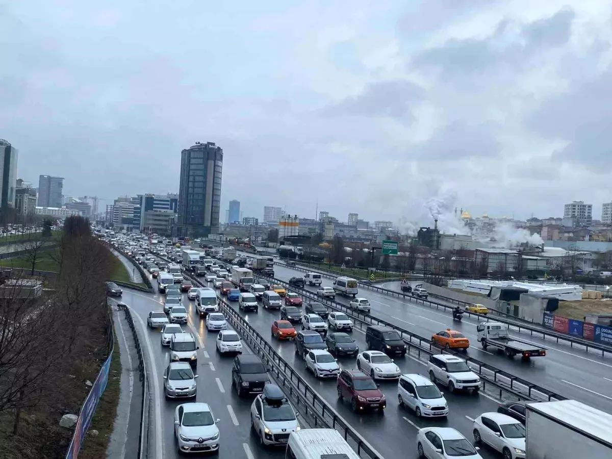 Basın Ekspres yolunda oluşan trafik sürücüleri canından bezdirdi