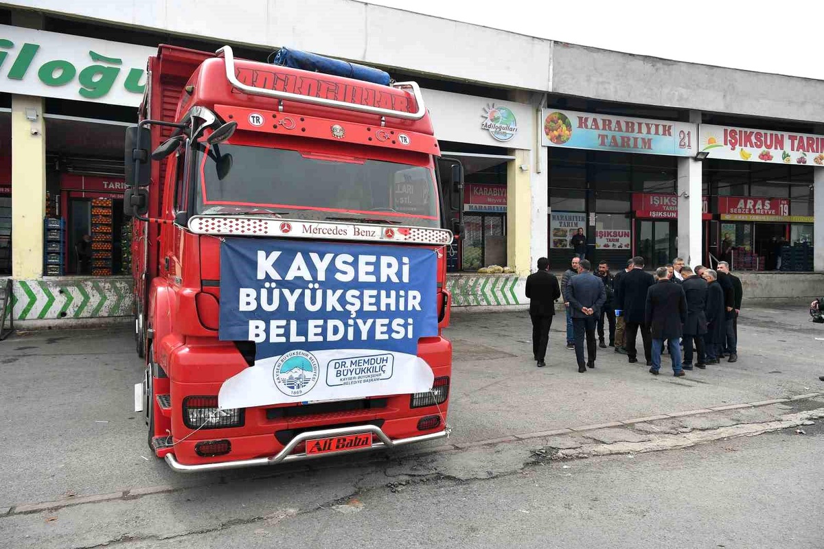 Başkan Büyükkılıç 2 kamyon yardım tırını Adıyaman\'a uğurladı