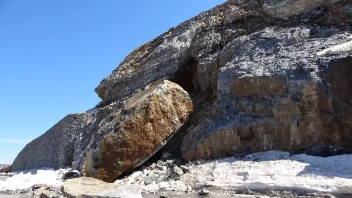 BİTLİS-TATVAN KARA YOLU, DÜŞEN DEV KAYA NEDENİYLE 1 SAAT TRAFİĞE KAPALI KALDI