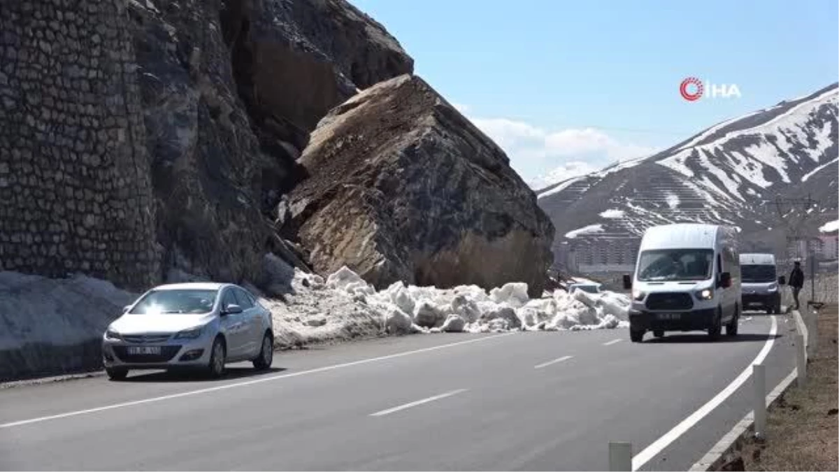 Bitlis\'te dev kaya blokları karayoluna düştü
