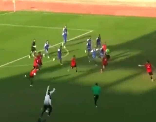 Bu olayın tarihte eşi benzeri görülmedi! VAR olmayan ligde cep telefonundan pozisyon izleyen hakeme tarihi ceza