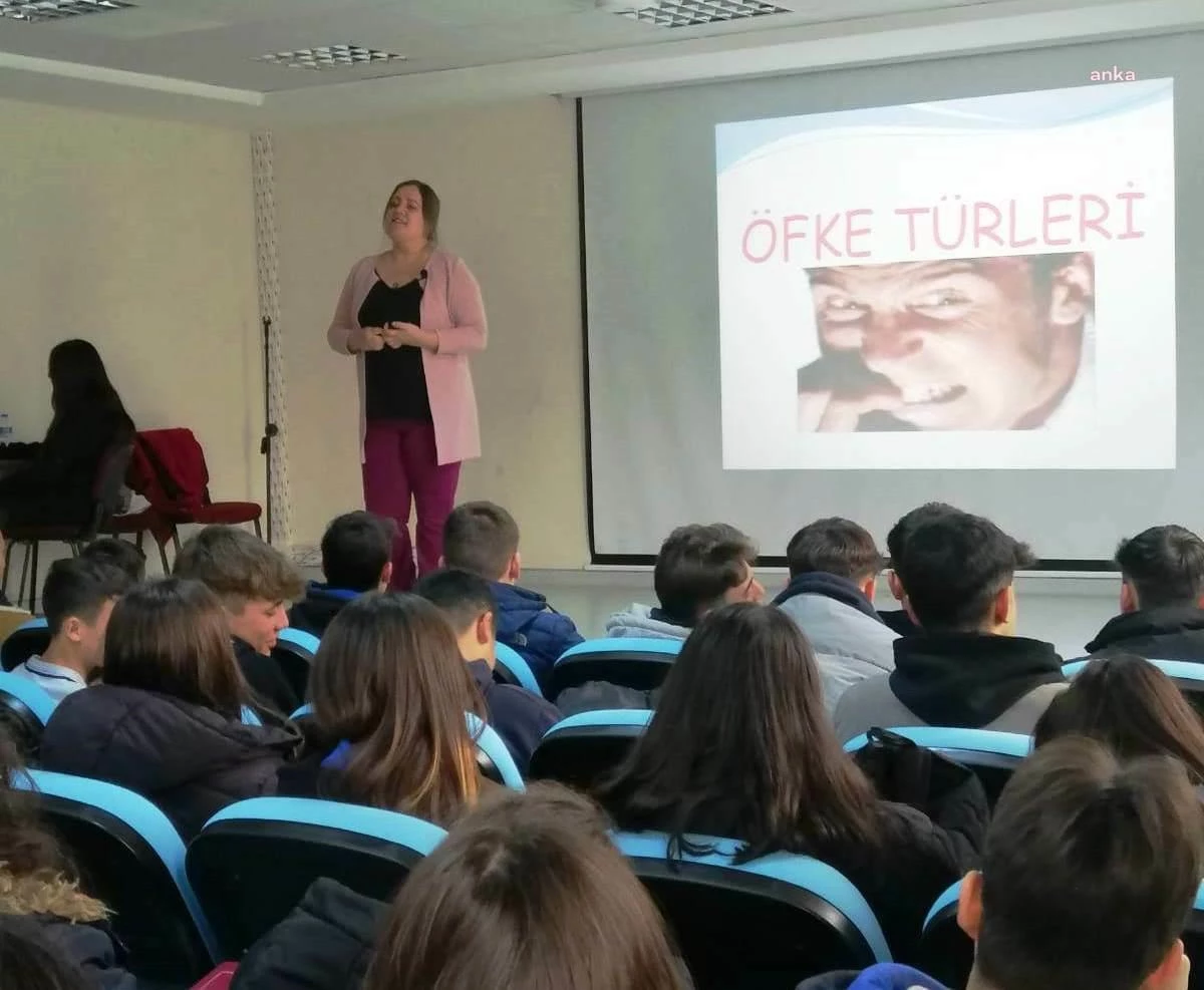 Burhaniye Belediyesi\'nden Liseli Gençlere "Akran Zorbalığı ve Öfke Kontrolü" Semineri