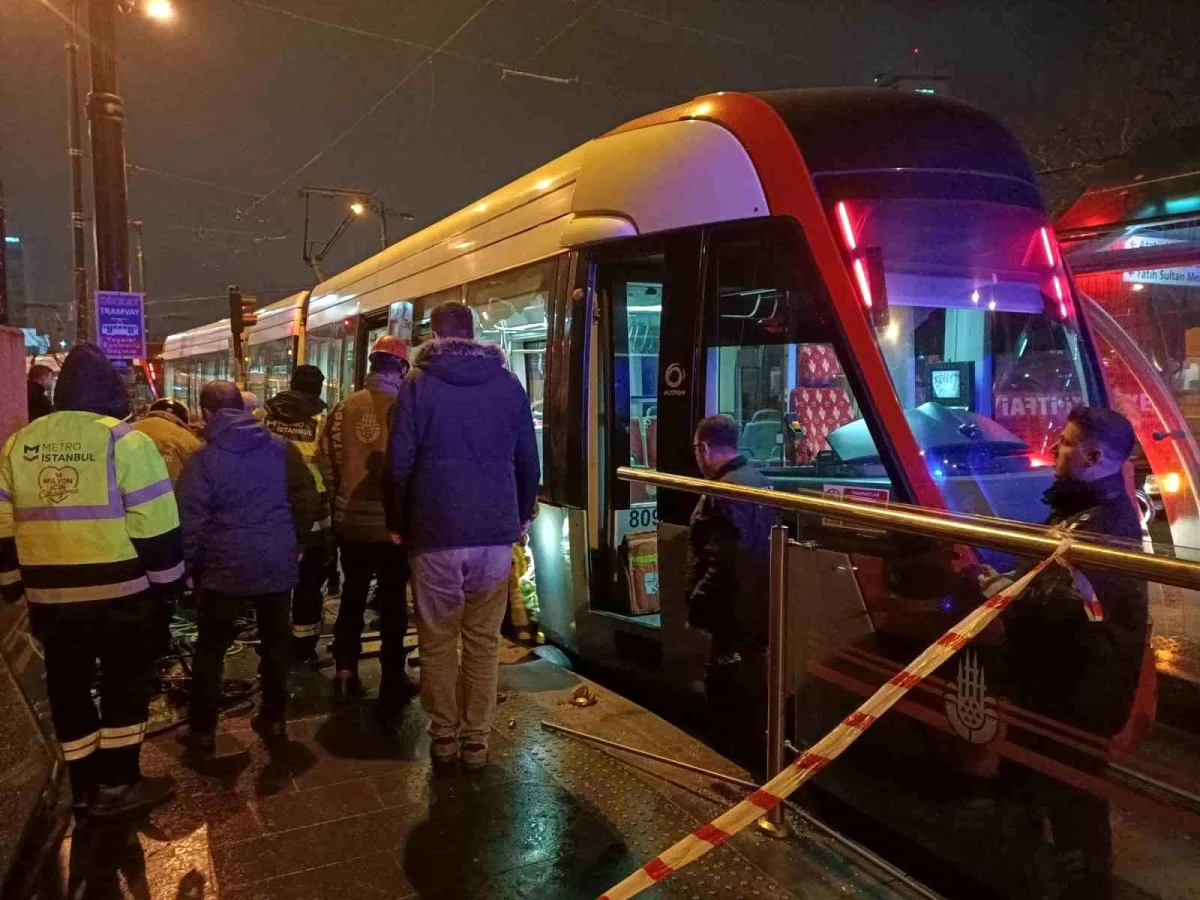 Cevizlibağ tramvay durağında bir şahıs tramvayın altına sıkıştı