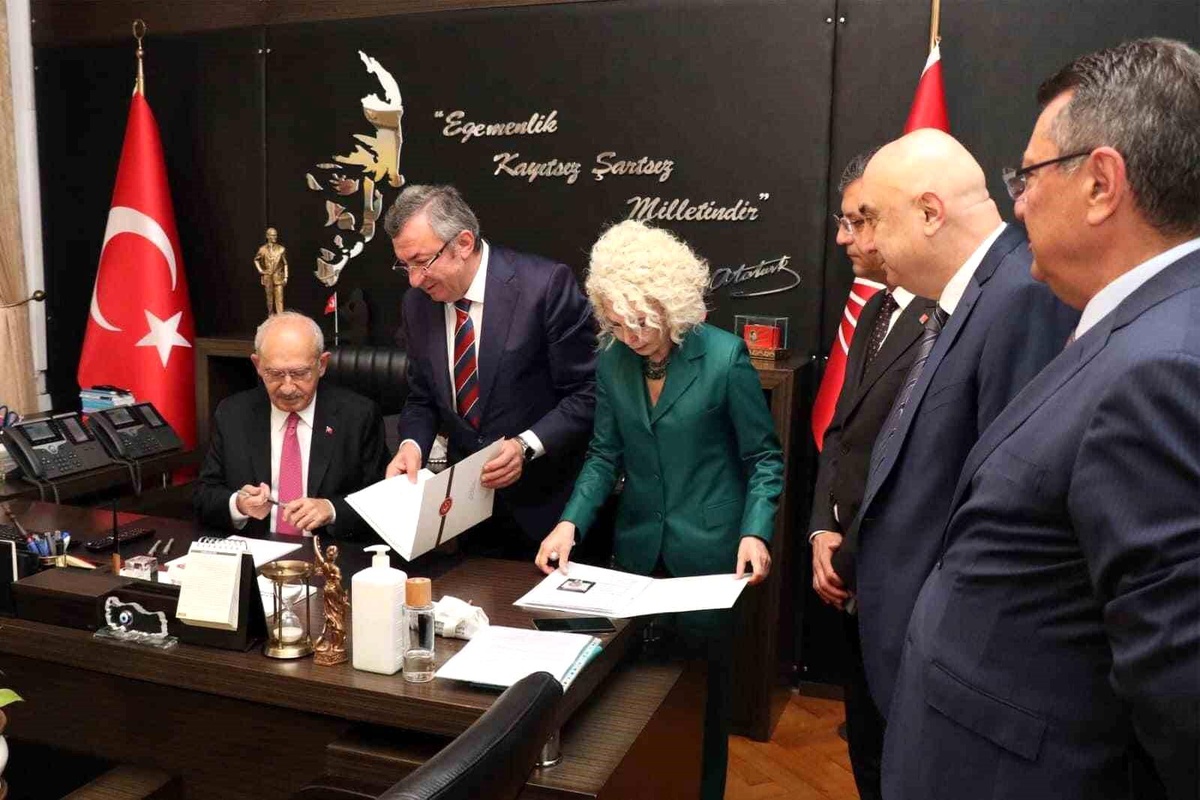 CHP lideri Kılıçdaroğlu: "Adaylık için belgelerimizi hazırlayıp YSK\'ye teslim ettik"