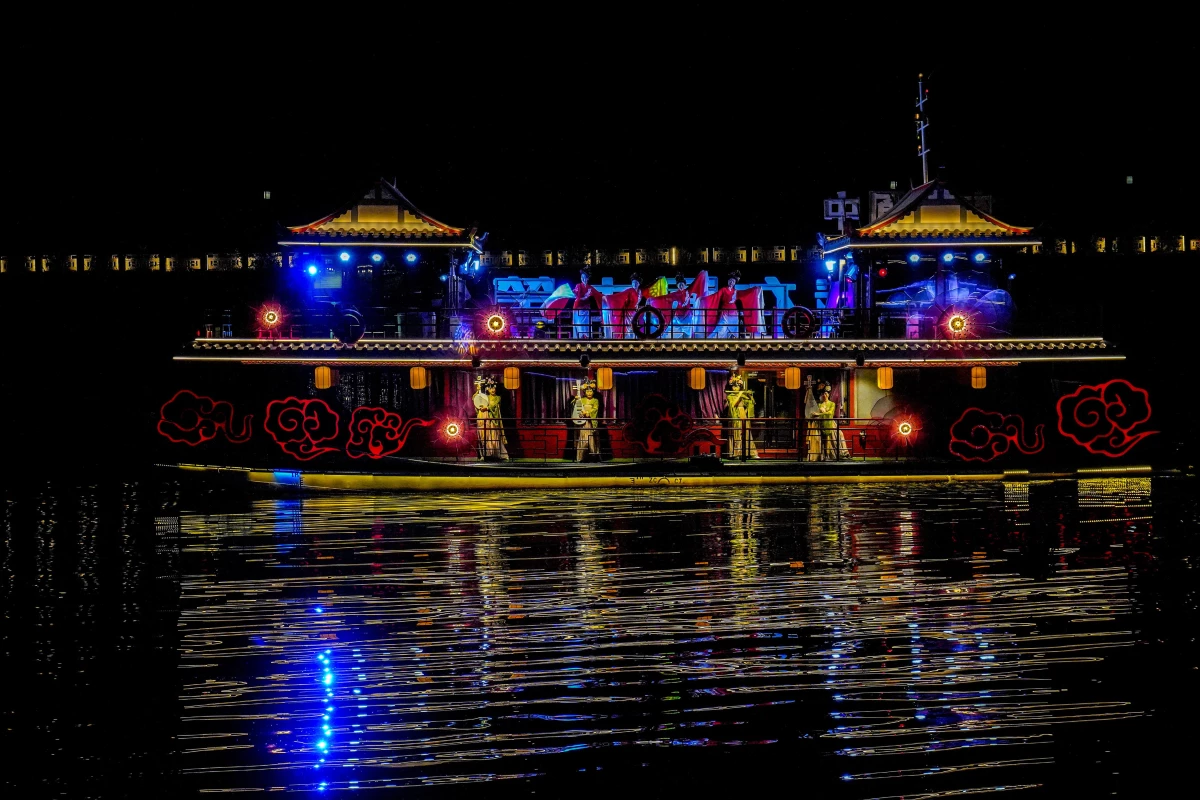 Çin\'in Jialing Nehri\'nde Gece Turu