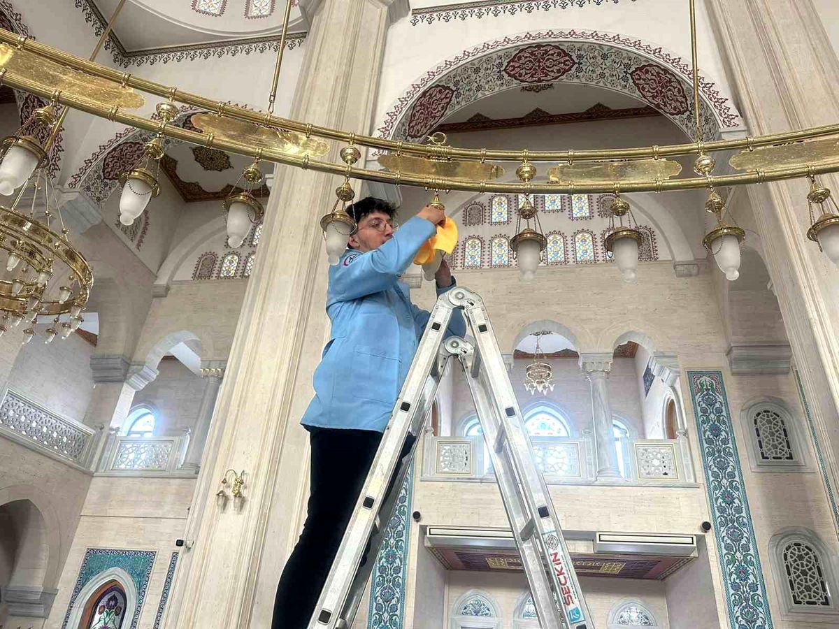 Çorum\'da cami ve mescitler temizlendi