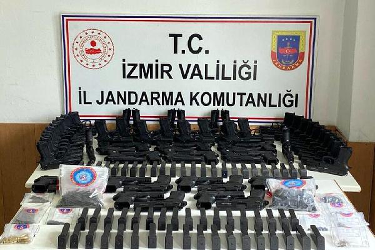 Depoya baskında 64 ruhsatsız tabanca ele geçirildi; 2 gözaltı