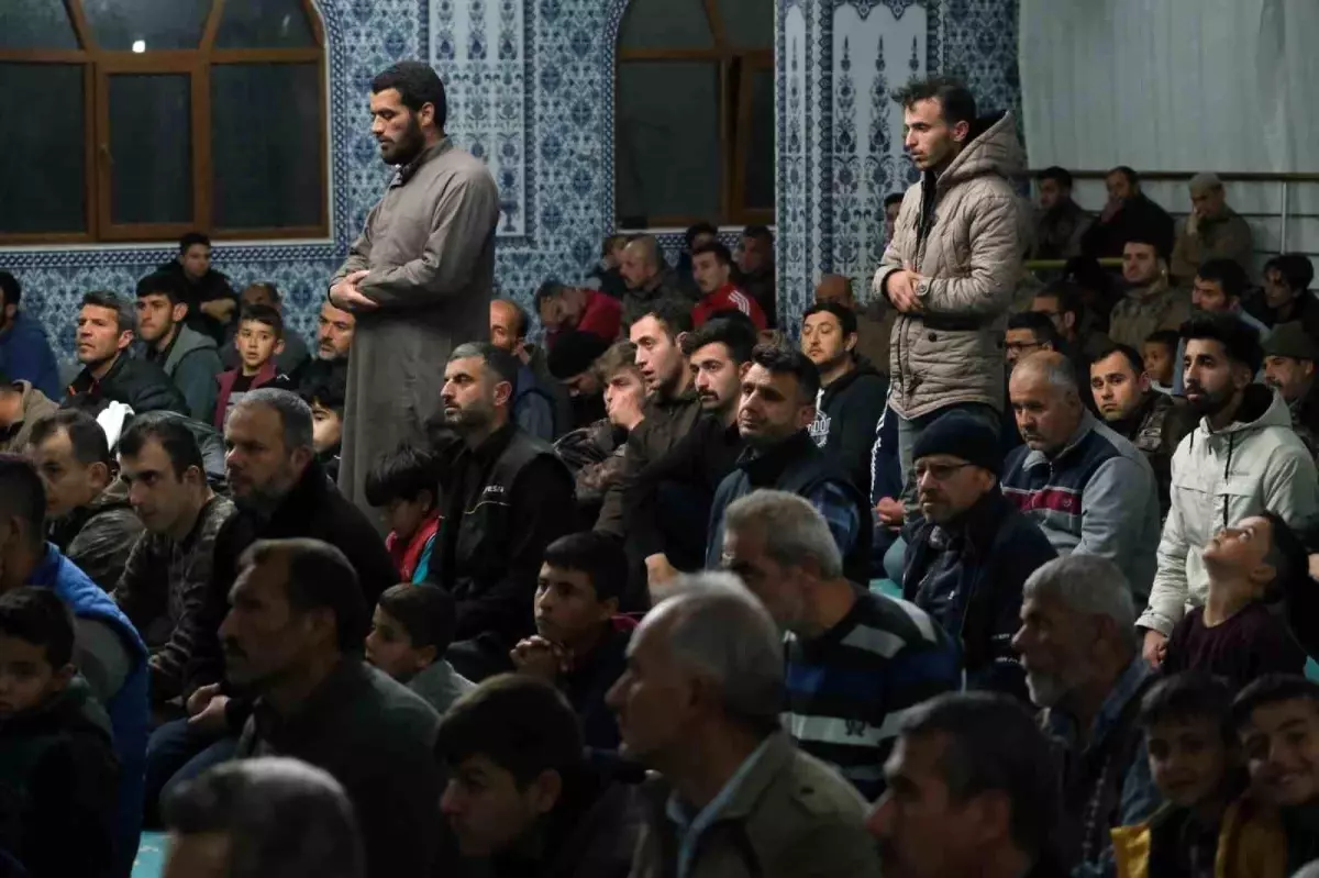 Deprem bölgesi Hatay\'da ilk teravih namazı kılındı