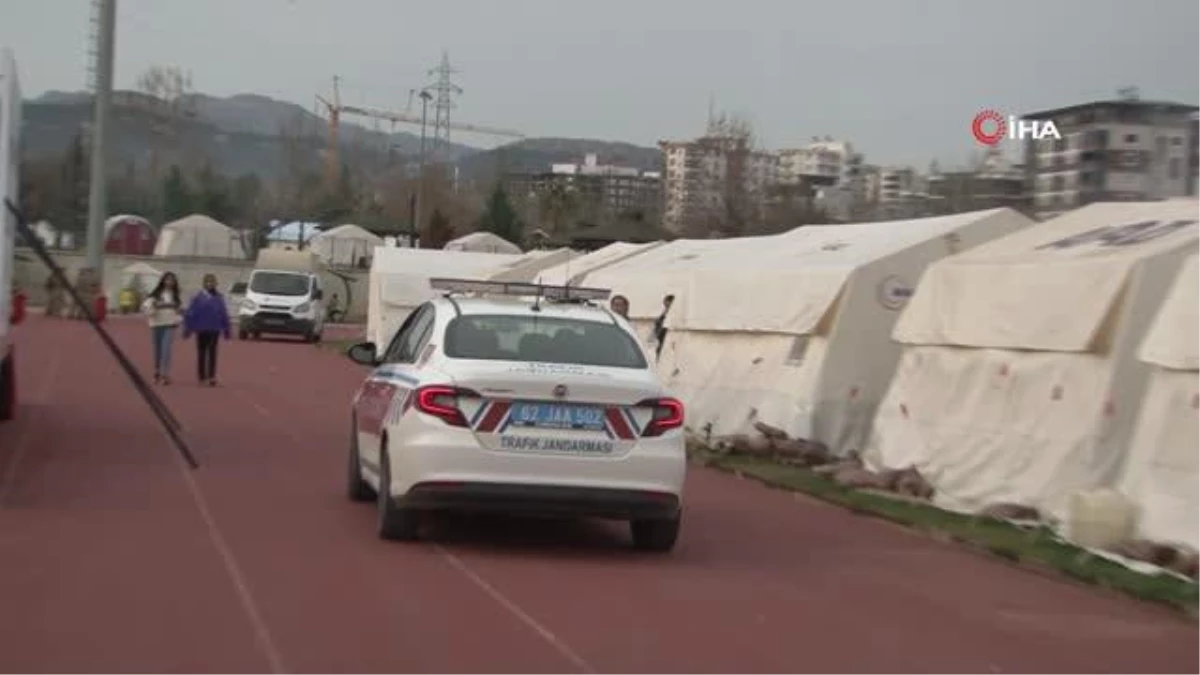 Deprem bölgesinde ilk teravih namazı çadırda kılındı