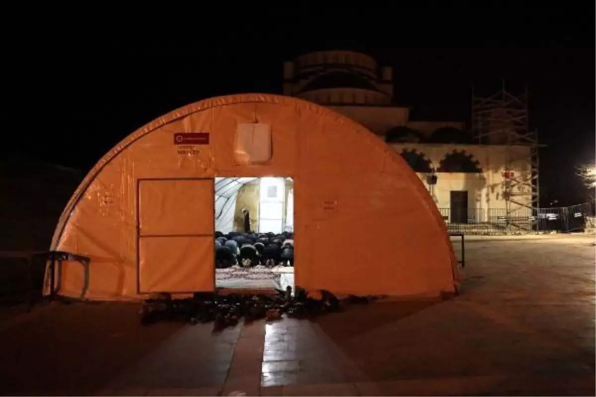 DEPREMİN VURDUĞU GAZİANTEP\'TE, ÇADIRDA İLK TERAVİH