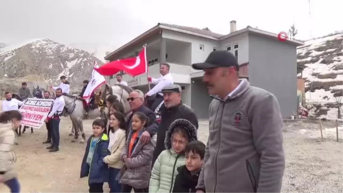 Depremzede ikizler Bayburt\'ta ata binerek eğlendi