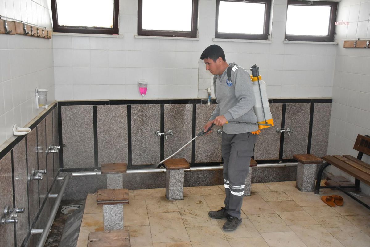 Edremit Belediyesi Ekipleri, İbadethanelerde Temizlik Çalışmalarını Hızlandırdı