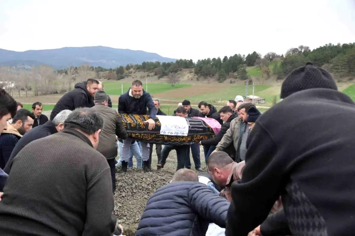 Hastaneye gitmek için bindikleri otomobil talihsiz çifte mezar oldu