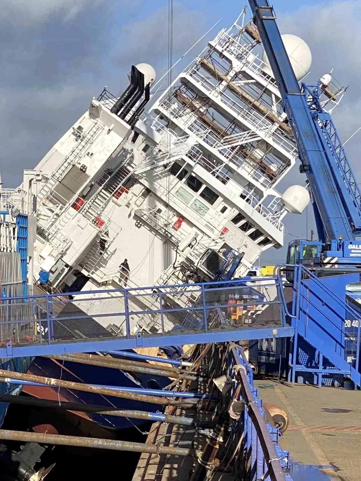 İskoçya\'da tersanedeki gemi yan yattı: 25 yaralı