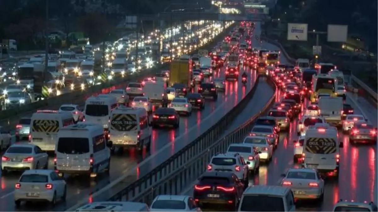 İSTANBUL\'DA TRAFİK YOĞUNLUĞU YÜZDE 90\'A ULAŞTI