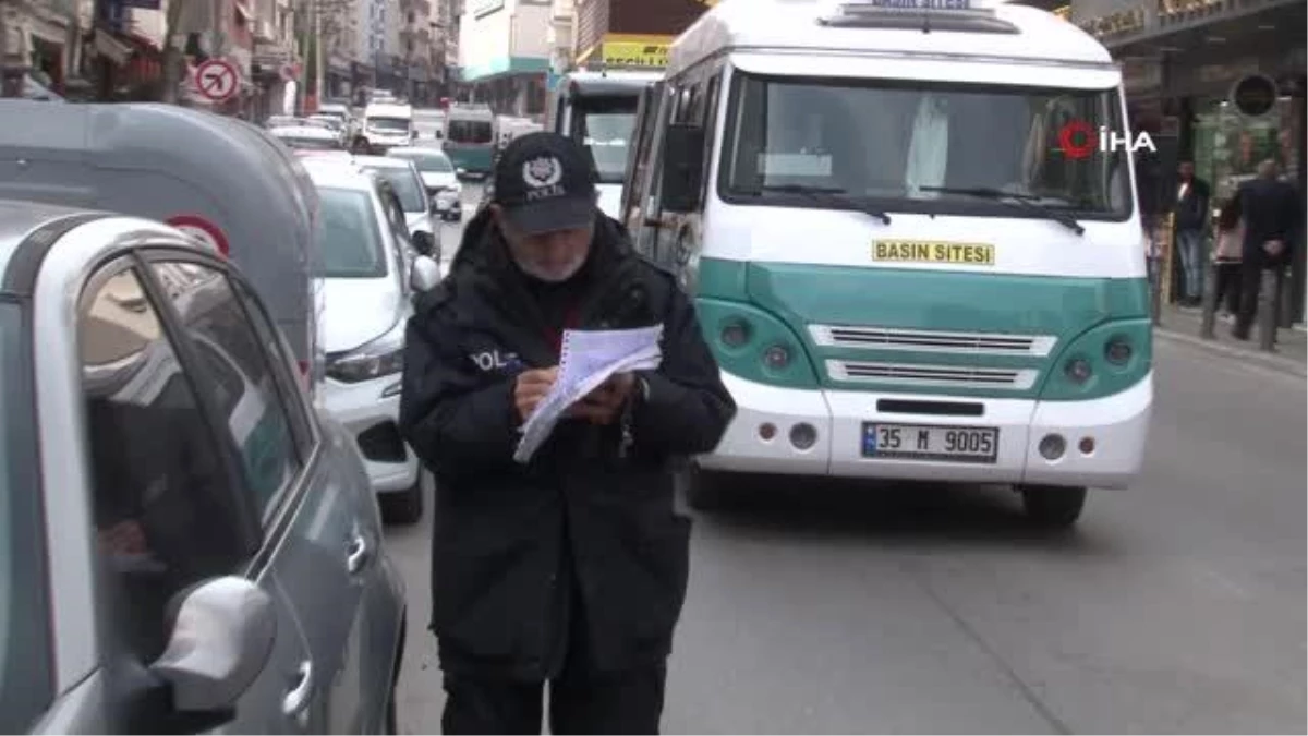 İzmir\'in gönüllü polisi Sinan Amca: Trafikte hata yapanları elindeki deftere not alıyor