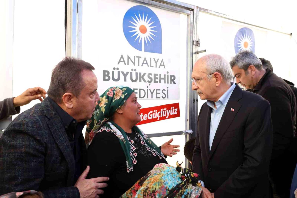 Kılıçdaroğlu, depremzedelerle yemek yedi