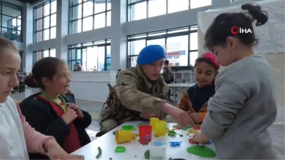Komandolar Malatya\'da çocuklarla ilgileniyor