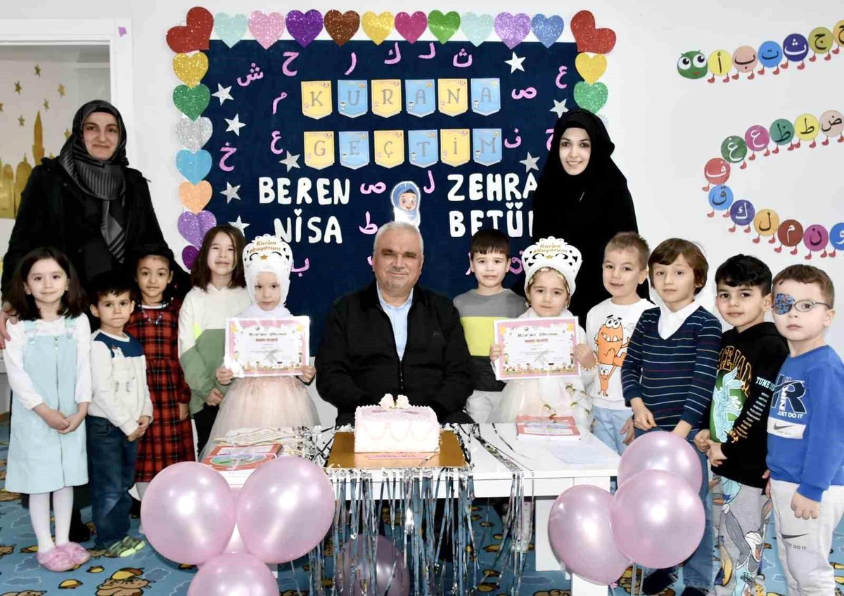 Minikler Kur\'an-ı Kerim\'e geçmenin sevincini yaşadı