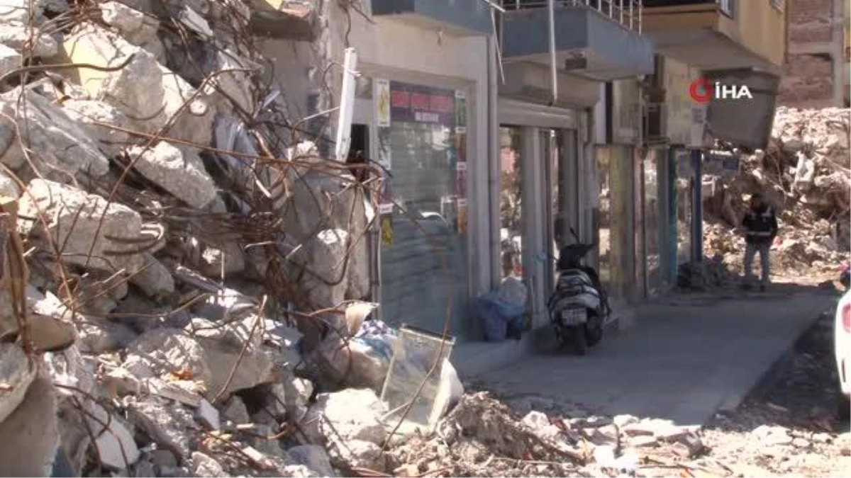 Moral vermek, umut olabilmek için deprem bölgesinde dükkanını açtı