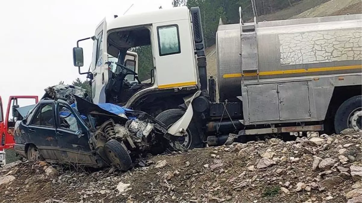 Su tankeriyle kafa kafaya çarpışan araçtaki çift yaşamını yitirdi