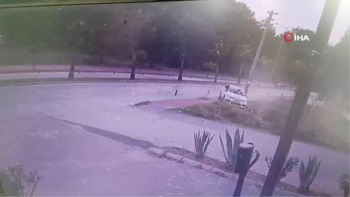 Virajı alamayan otomobilin direğe böyle çarptı